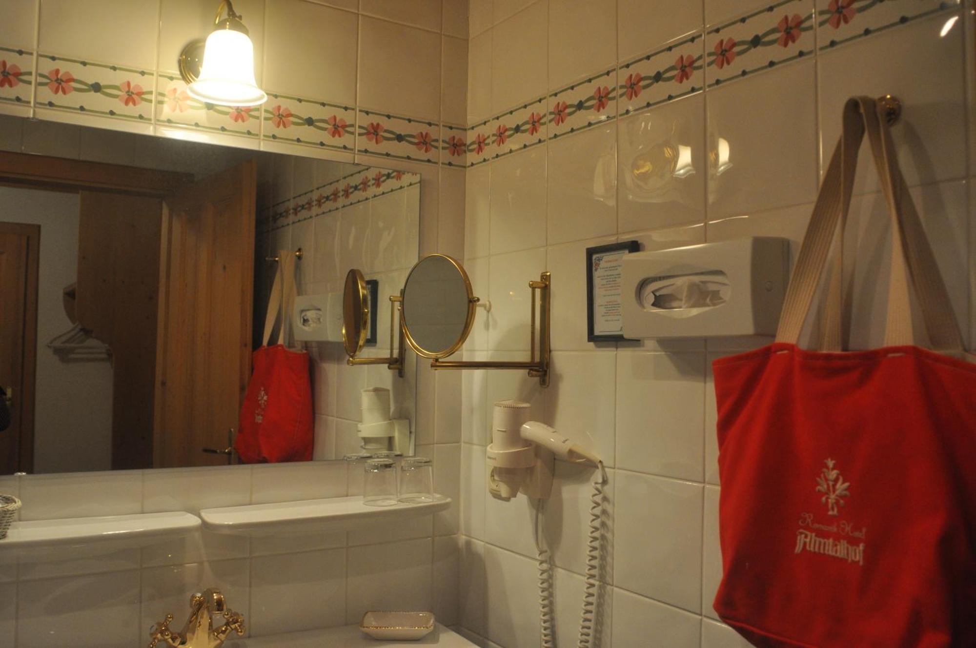 Romantikhotel Almtalhof Grünau im Almtal 객실 사진